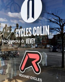 Rochat Cycles reprend Cycles Colin à Vevey!Nous unissons nos deux maisons emblématiques, partageant une même vision d’excellence, de service et de passion.Cette reprise est avant tout une rencontre humaine et une vision partagée : la passion du vélo, le goût du travail bien fait, l’exigence du service client, et la volonté de proposer les meilleurs produits du marché.Venez découvrir notre nouveau showroom à Vevey!Plus d’informations en suivant le lien dans notre bio ⬆️📸 Baptiste Lefeuvre#rochatcycles #vevey #lakegeneva #bikeshop #switzerland
