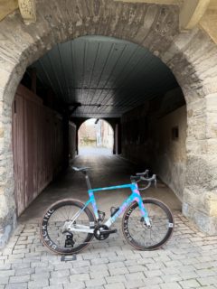 Factor Ostro VAM Watercolour dans les rues de Aubonne 👀Pas seulement aéro. Léger, confortable et redoutablement performant, le Ostro VAM se distingue aussi par sa couleur faite main, unique pour chaque exemplaire. Une véritable œuvre d’art. 🙌🏼Pensé pour performer. Conçu pour captiver.#neverstatusquo #factor #shimano #ostrovam #watercolour