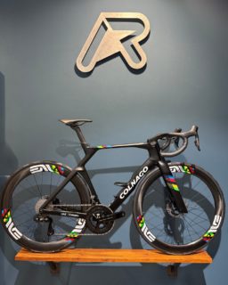 Colnago Y1RSL’excellence aérodynamique 🚀 La performance inspirée par le Champion du Monde @tadejpogacar 🌈Chaque Colnago mérite une précision absolue. Notre atelier façonne le vôtre, dans les moindres détails.#colnago #y1rs #shimano #carbonti #enve