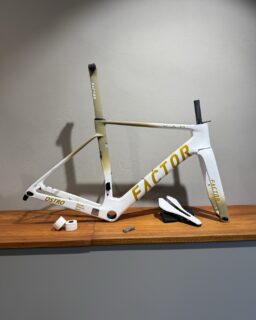 Montage Factor Ostro VAM / couleur personnalisée ✨

Shimano Dura-Ace
Pédalier THM Clavicula SE
Plateaux Carbon-TI
Selle Berk
Roues Enve SES 4.5 Pro

Du cadre jusqu’aux moindres détails, tout est ajusté avec précision pour créer un vélo unique. Le vôtre.

#rochatcycles #factor #enve #shimano #carbonti