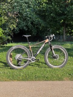 Monster Gravel sur la base d’un kit cadre Scale RC 2026 💥 

Couleur personnalisée par Jeff Colors (Genève)
Transmission Force et XX Eagle
Fourche avec option Flight Attendant
Roues ZIPP 303 SW XPLR sur moyeux HOPE
Pneus MAXXIS Aspen ST 2.25
Porte-bidons SILCA titane

9.9kg prêt à rouler 🪶 

Monstre polyvalence 👌

#rochatcycles #scott #gravelbike #zipp #sram