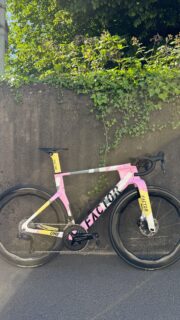 Factor One 🌈 Blush

Roues Princeton Wake EVO II 6065 • Groupe Shimano Dura-Ace • Plateaux Carbon TI • Disques Aero Carbon TI • Vis Rainbow Carbon TI • Selle Italia SLR • Pneus Continental Aero 111 et GP5000 STR • Guidoline Supagaz Super Sticky Kush Black

#rochatcycles #factorone #princetonwheels #carbonti #shimanoroad