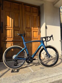 Pinarello Dogma F
Même vélo, différents points de vue, différentes couleurs 🎨
Groupe Shimano Dura-Ace
Princeton Peak Evolution II 6560
#pinarello #princetoncarbonworks #most