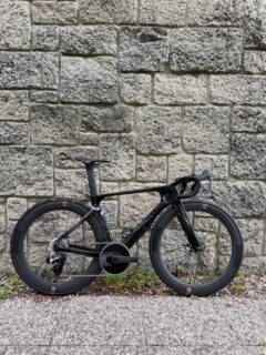Cervélo S5 • full black 

• Groupe Sram Red AXS
• Chape Ceramic Speed
• Roues Reserve 57|64 Turbulent Aero
• Selle Italia SLR
• Porte-Bidon Tune 
• Support compteur Ti-Parts