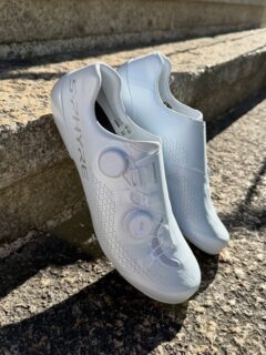 Nouvelles chaussures Shimano RC910 🪶 

Associées aux nouvelles pédales Shimano Dura-Ace SPD-SL 💥 

• Chaussures avec une semelle carbone Shimano DYNALAST 2.0, disponibles en 3 largeurs.

• Pédales et cales plus fines pour assurer une meilleure transmission de puissance.

L’équilibre parfait entre chaussures et pédales👌🏼 

Disponibles maintenant à Aubonne, Genève et Vevey!